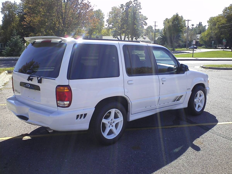 Illustration for article titled For $11,000, Could This 1998 Supercharged Saleen Explorer XP8 Put Some Sport In Your Utility?